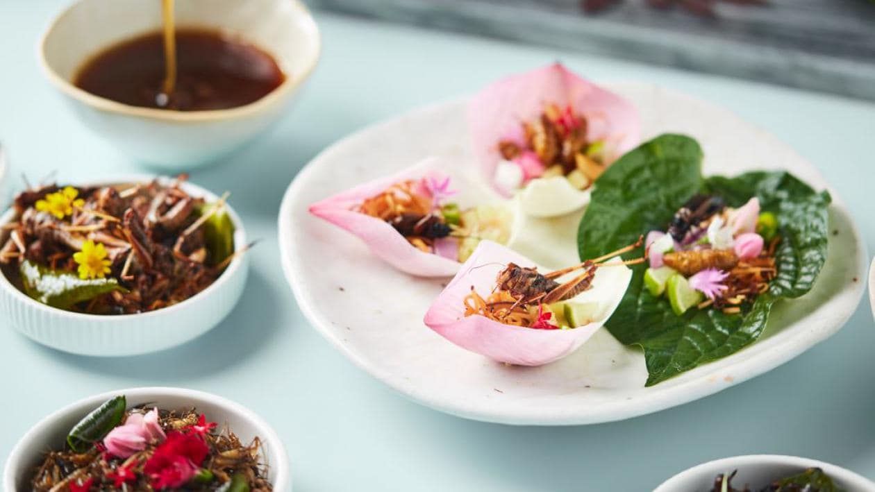 เมี่ยงคำสมุนไพรแมลงทอด